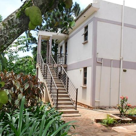 Golden Cherries Guest House Джинджа Экстерьер фото