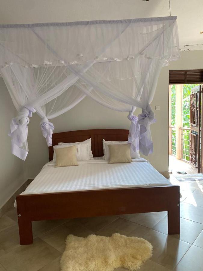 Golden Cherries Guest House Джинджа Экстерьер фото