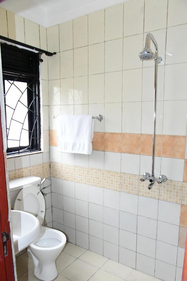 Golden Cherries Guest House Джинджа Экстерьер фото