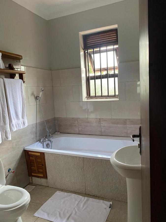 Golden Cherries Guest House Джинджа Экстерьер фото