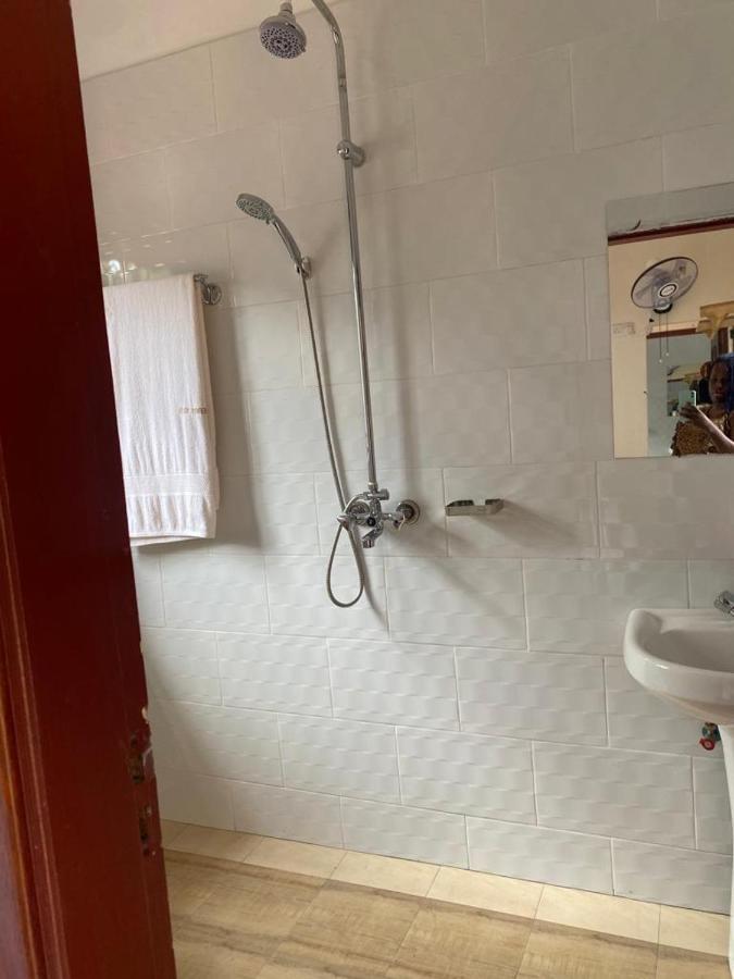 Golden Cherries Guest House Джинджа Экстерьер фото
