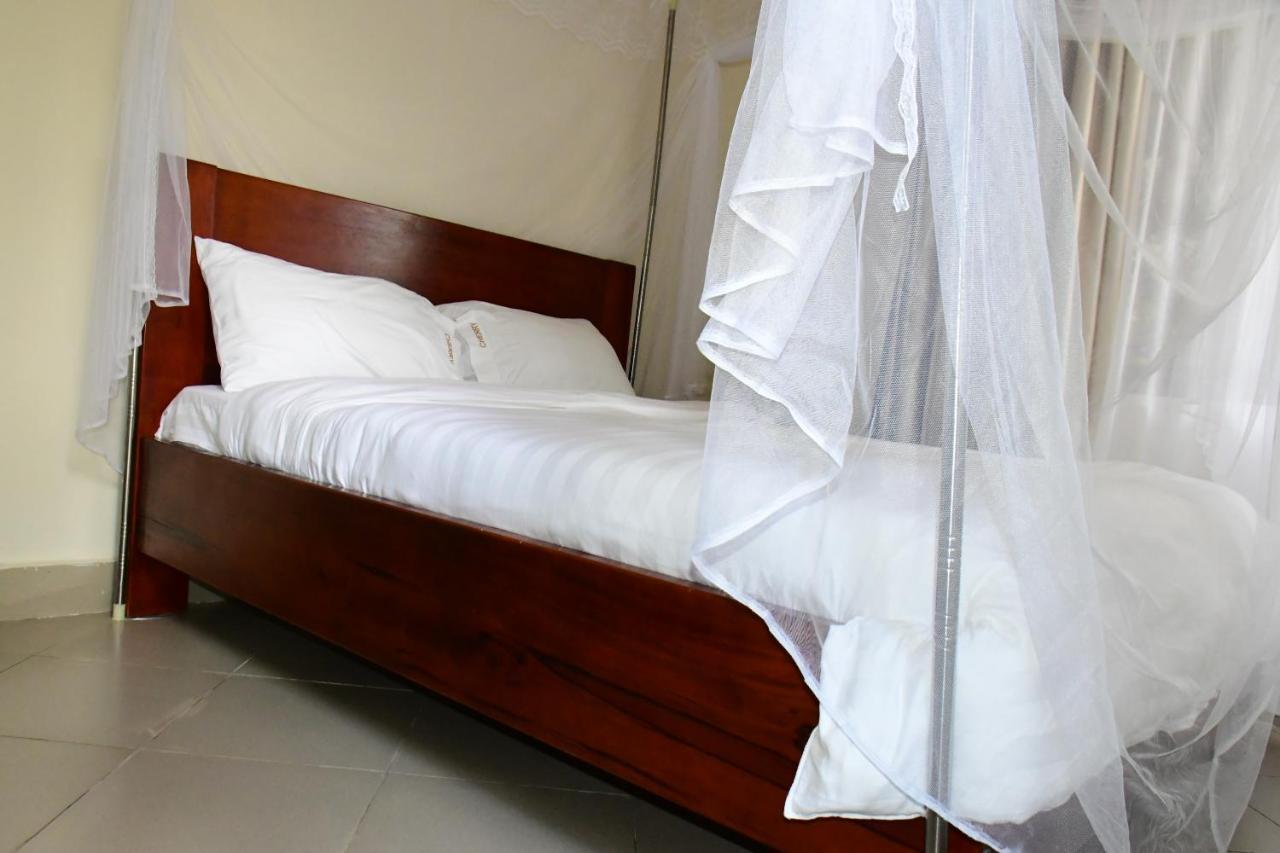 Golden Cherries Guest House Джинджа Экстерьер фото