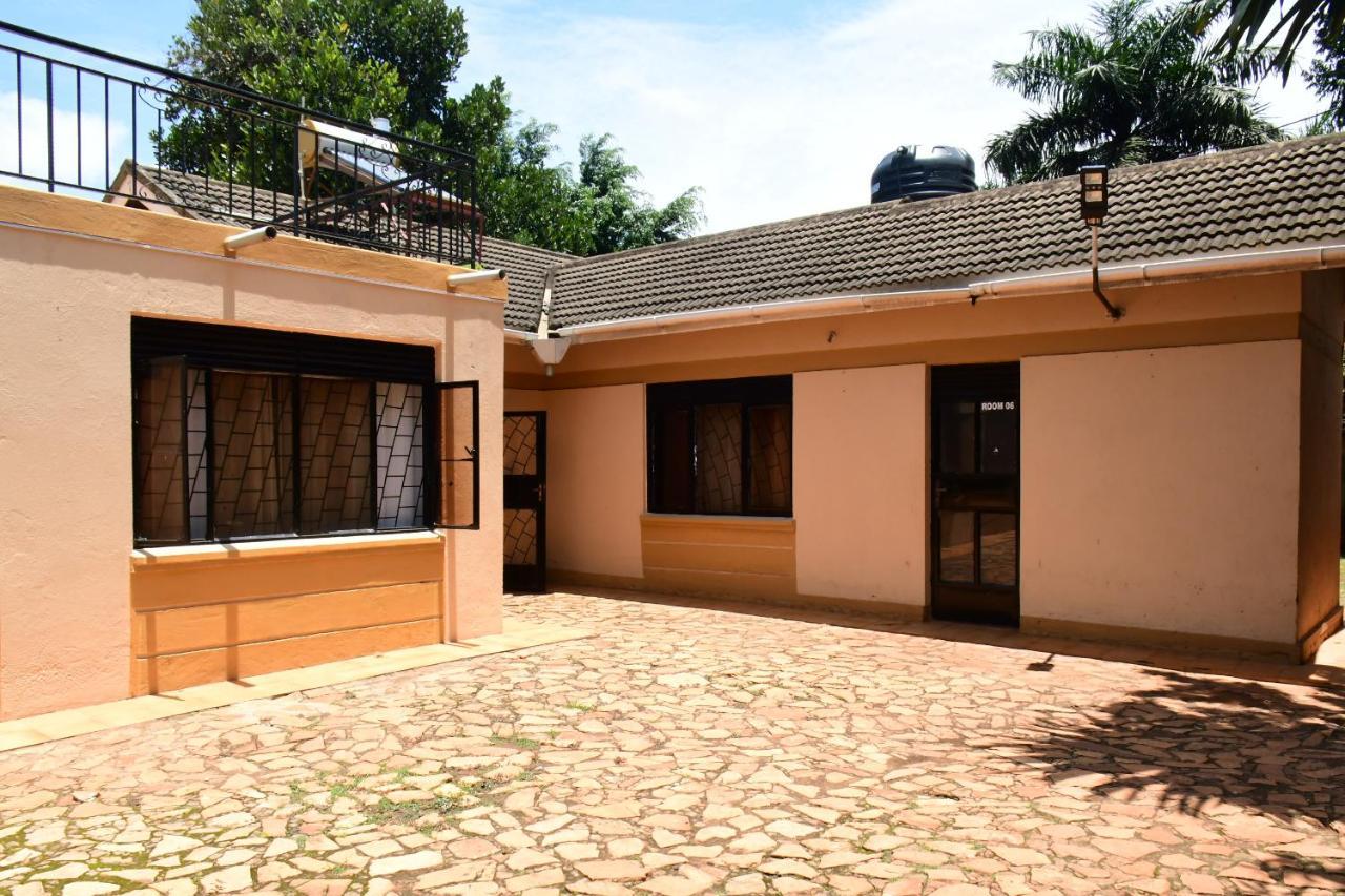 Golden Cherries Guest House Джинджа Экстерьер фото