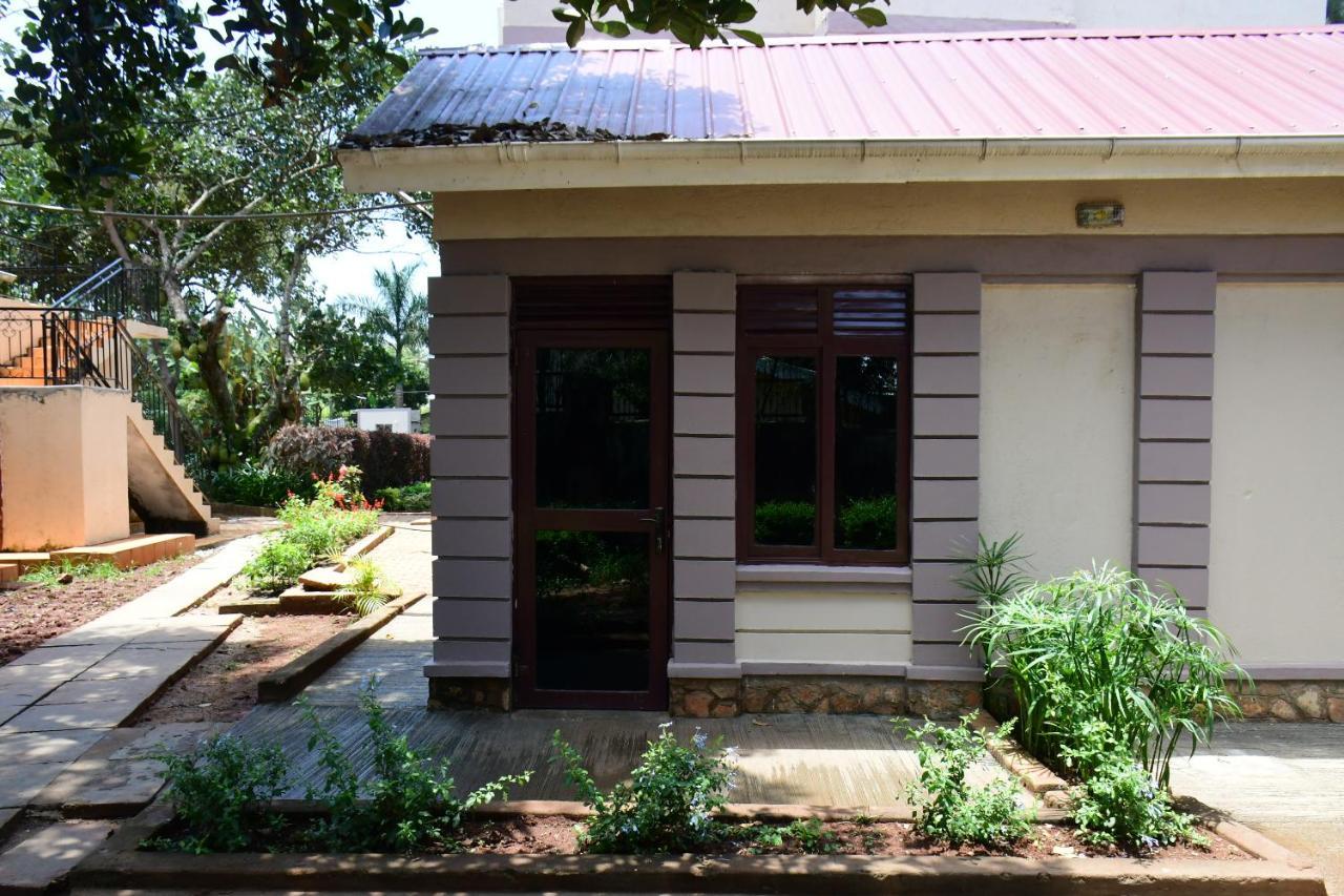 Golden Cherries Guest House Джинджа Экстерьер фото