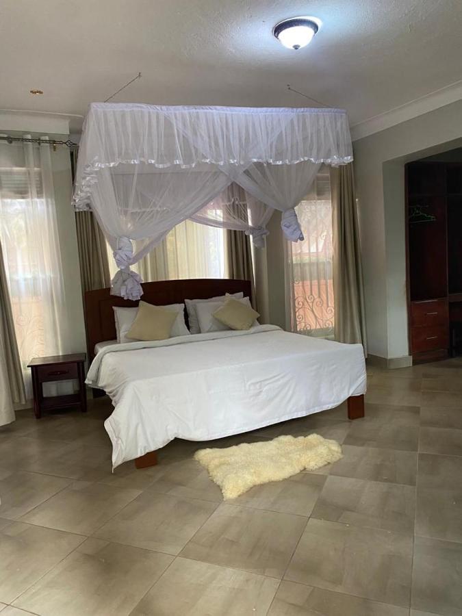 Golden Cherries Guest House Джинджа Экстерьер фото