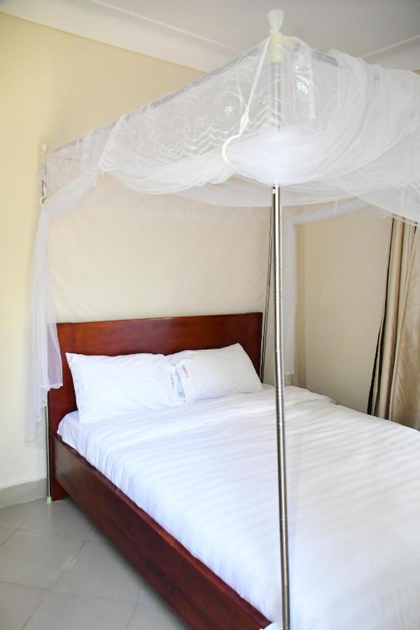 Golden Cherries Guest House Джинджа Экстерьер фото