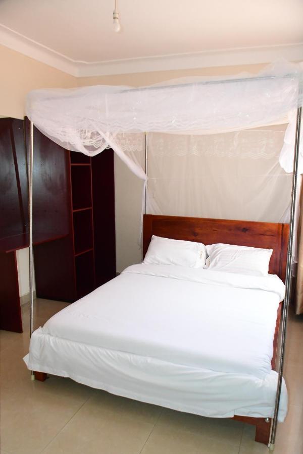 Golden Cherries Guest House Джинджа Экстерьер фото